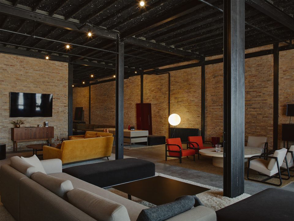 Umgebautes Loft mit Industrial-Charakter, realisiert von Mario Service GmbH – UFER ClubHouse Berlin